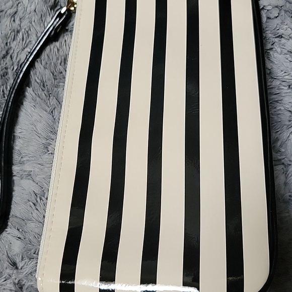 NWOT Kate Spade Lolly Chelsea Park Patent Leather Wristlet - Picture 3 of 6